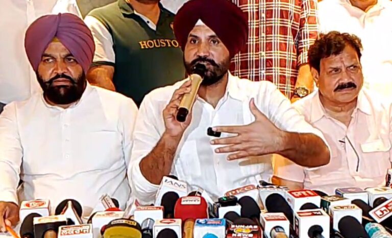 ਅੰਮ੍ਰਿਤਸਰ ’ਚ ਪੰਜਾਬ ਕਾਂਗਰਸ ਪ੍ਰਧਾਨ ਵੜਿੰਗ ਦਾ ਕੇਂਦਰ ਵੱਲ ਨਿਸ਼ਾਨਾ; ਚੋਣਾਂ ਦੌਰਾਨ 1.25 ਲੱਖ ਵੋਟ ਚੋਰੀ ਕਰਨ ਦੇ ਲਾਏ ਇਲਜ਼ਾਮ; ਕਿਹਾ, ਡੁਪਲੀਕੇਟ ਵੋਟ ਨਾਲ ਬਣੀ ਐ ‘ਡੁਪਲੀਕੇਟ ਸਰਕਾਰ’