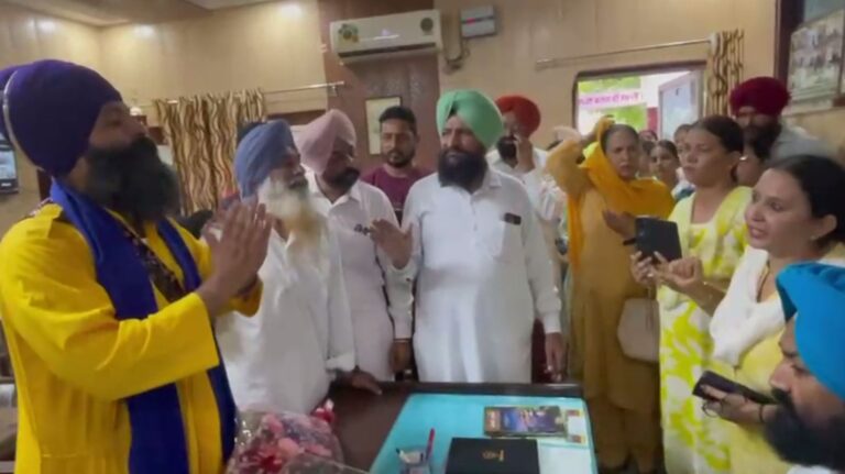 ਬਠਿੰਡਾ ਦੇ ਖਾਲਸਾ ਸਕੂਲ ਦੀ ਪ੍ਰਿੰਸੀਪਲ ਸੀਟ ਦਾ ਮੁੱਦਾ ਗਰਮਾਇਆ; ਮੈਨੇਜਮੈਂਟ ਕਮੇਟੀ ਅਤੇ ਸਕੂਲ ਸਟਾਫ ਹੋਏ ਆਹਮੋ ਸਾਹਮਣੇ; ਪੁਲਿਸ ਨੇ ਮੌਕੇ ਤੇ ਪਹੁੰਚ ਕੇ ਸ਼ਾਂਤ ਕਰਵਾਇਆ ਮਾਮਲਾ