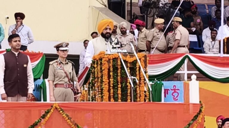 ਜਲੰਧਰ ਵਿਖੇ ਕੈਬਨਿਟ ਮੰਤਰੀ ਤਰੁਣਪ੍ਰੀਤ ਸੋਂਧ ਲਹਿਰਾਇਆ ਕੌਮੀ ਝੰਡਾ; ਸ੍ਰੀ ਗੁਰੂ ਗੋਬਿੰਦ ਸਿੰਘ ਸਟੇਡੀਅਮ ਵਿਖੇ ਕਰਵਾਇਆ ਗਿਆ ਸਮਾਗਮ