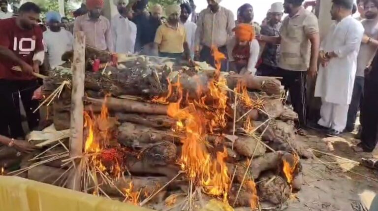ਫਤਹਿਗੜ੍ਹ ਦੇ ਪਿੰਡ ਬਦੀਨਪੁਰ ਵਿਖੇ ਹੋਇਆ ਸ਼ਹੀਦ ਦਾ ਅੰਤਮ ਸਰਕਾਰ; ਅਤਿਵਾਦੀਆਂ ਨਾਲ ਲੜਦਿਆਂ ਸ਼ਹੀਦ ਹੋਇਆ ਸੀ ਹਰਮਿੰਦਰ ਸਿੰਘ; ਸਰਕਾਰੀ ਸਨਮਾਨਾਂ ਨਾਲ ਸ਼ਹੀਦ ਨੂੰ ਦਿੱਤੀ ਅੰਤਮ ਵਿਦਾਈ