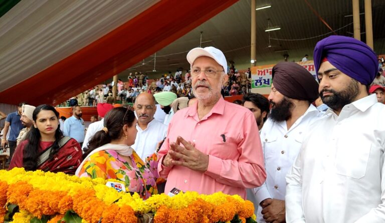 ਅੰਮ੍ਰਿਤਸਰ ਵਿਖੇ ਕੈਬਨਿਟ ਮੰਤਰੀ ਬਲਬੀਰ ਸਿੰਘ ਨੇ ਲਹਿਰਾਇਆ ਤਿਰੰਗਾ ਝੰਡਾ;  ਸਮਾਜਿਕ ਤੇ ਆਰਥਿਕ ਆਜ਼ਾਦੀ ਨੂੰ ਦੱਸਿਆ ਅਸਲ ਦੇਸ਼ ਭਗਤੀ