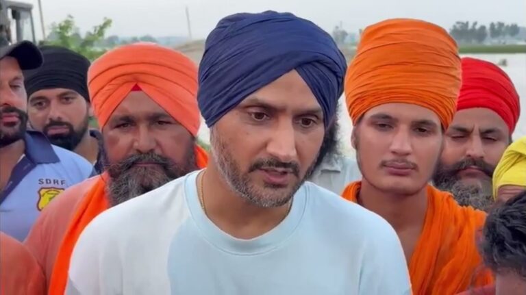 ਜਲੰਧਰ ਦੇ ਹੜ੍ਹ ਪੀੜਤਾਂ ਨੂੰ ਮਿਲੇ ਰਾਜ ਸਭਾ ਮੈਂਬਰ ਭੱਜੀ; ਹੜ੍ਹ ਪੀੜਤਾਂ ਦੇ ਬੁਲੰਦ ਹੌਂਸਲੇ ਦੀ ਕੀਤੀ ਤਾਰੀਫ; ਸੰਤ ਸੀਚੇਵਾਲ ਬੋਲੇ, ਪੀੜਤਾ ਦੀ ਸੇਵਾ ਹੀ ਮਨੁੱਖਤਾ ਦਾ ਅਸਲ ਧਰਮ