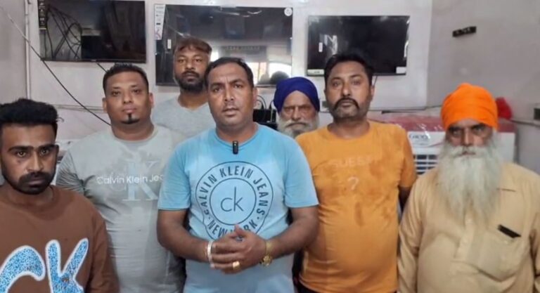 ਜਲੰਧਰ ਦੇ ਗੁਰਾਇਆ ਸ਼ਹਿਰ ’ਚ ਦੁਕਾਨ ਅੰਦਰ ਚੋਰੀ; ਦੁਕਾਨ ਦੇ ਤਾਲੇ ਤੋੜ ਕੇ ਅੰਦਰ ਦਾਖਲ ਹੋਏ ਤਿੰਨ ਚੋਰ; ਲੋਕਾਂ ਨੇ ਦੋ ਜਣਿਆਂ ਨੂੰ ਕੀਤਾ ਕਾਬੂ, ਇਕ ਪੈਸੇ ਲੈ ਕੇ ਫਰਾਰ