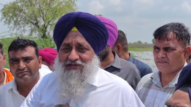 ਅਬੋਹਰ ਦੇ ਹਲਕਾ ਬੱਲੂਆਣਾ ਦਾ ਸੁਖਬੀਰ ਬਾਦਲ ਨੇ ਕੀਤਾ ਦੌਰਾ; ਪਾਣੀ ਕੱਢਣ ਲਈ ਡੀਜ਼ਲ ਇੰਜਨ ਤੇ ਸਾਜੋ ਸਾਮਾਨ ਭੇਂਟ; ਸਰਕਾਰ ਵੱਲ ਸਾਧੇ ਲੋਕਾਂ ਨੂੰ ਅਣਗੌਲਿਆ ਕਰਨ ਦੇ ਇਲਜ਼ਾਮ
