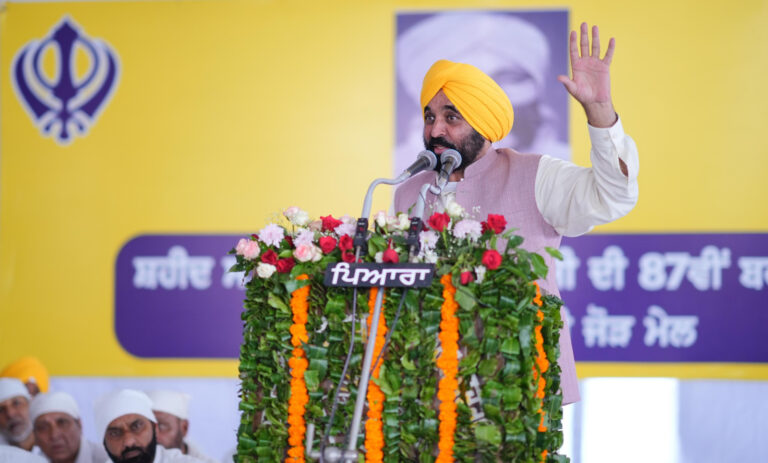 ਨਾਭਾ ਦੇ ਪਿੰਡ ਢਡੋਗਲ ਵਿਖੇ ਸ਼ਹੀਦੀ ਯਾਦਗਾਰ ’ਤੇ ਪਹੁੰਚੇ ਸੀਐਮ ਮਾਨ; ਕੌਮੀ ਆਜ਼ਾਦੀ ਸੰਘਰਸ਼ ’ਚ ਪੰਜਾਬੀਆਂ ਦੇ ਮਿਸਾਲੀ ਯੋਗਦਾਨ ਨੂੰ ਕੀਤਾ ਯਾਦ; ਕਿਹਾ, ਸ਼ਹੀਦਾਂ ਦੇ ਨਕਸ਼ੇ-ਕਦਮਾਂ ’ਤੇ ਚੱਲ ਕੇ ਲੋਕ ਸੇਵਾ ਕਰ ਰਹੀ ਐ ਸਰਕਾਰ