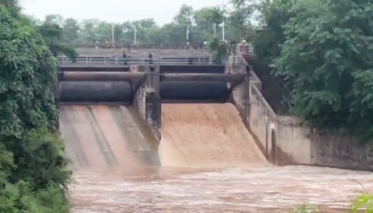 ਚੰਡੀਗੜ੍ਹ ਸਮੇਤ ਟਰਾਈਸਿਟੀ ’ਚ ਭਾਰੀ ਮੀਂਹ; ਖੋਲ੍ਹਣੇ ਪਏ ਸੁਖਨਾ ਝੀਲ ਦੇ ਦੋ ਫਲੱਟ ਗੇਟ; ਖਤਰੇ ਦੇ ਨਿਸ਼ਾਨ ਦੇ ਨੇੜੇ ਪਹੁੰਚਿਆ ਘੱਗਰ ਦਾ ਪਾਣੀ