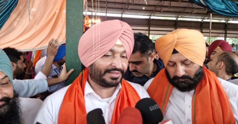 ਸਮਰਾਲਾ ਪਹੁੰਚੇ ਕੇਂਦਰੀ ਰਾਜ ਮੰਤਰੀ ਰਵਨੀਤ ਬਿੱਟੂ ਦਾ ਬਿਆਨ; ਹੜ੍ਹਾਂ ਦੇ ਮੁੱਦੇ ’ਤੇ ਕੇਂਦਰ ਨਾਲ ਰਾਬਤੇ ਦੀ ਸਲਾਹ; ਕਿਹਾ, ਪੰਜਾਬ ਦੀ ਕੇਂਦਰ ਨਾਲ ਦੁਸ਼ਮਣੀ ਪੁਆਉਣ ਦੇ ਰਾਹ ਪਈ ਐ ਆਪ