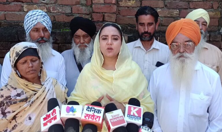 ਮੋਗਾ ਦੀ ਵਿਧਾਇਕ ਅਮਨਦੀਪ ਅਰੋੜਾ ਵੱਲੋਂ ਹੜ੍ਹ ਪੀੜਤ ਦੀ ਮਦਦ; ਘਰ ਦੀ ਉਸਾਰੀ ਲਈ ਨਕਦੀ ਦੀ ਪਹਿਲੀ ਕਿਸ਼ਤ ਕੀਤੀ ਭੇਂਟ