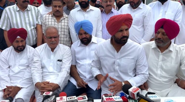 ਹੜ੍ਹ ਪੀੜਤਾਂ ਲਈ ਅੱਗੇ ਆਈ ਕਾਂਗਰਸੀ ਲੀਡਰਸ਼ਿਪ; ਰਵਾਨਾ ਕੀਤੇ ਰਾਹਤ ਸਮੱਗਰੀ ਦੇ ਟਰੱਕ; ਰਾਹਤ ਕਾਰਜਾਂ ਲਈ ਇਕੱਠਾ ਕੀਤਾ 2 ਕਰੋੜ ਰੁਪਈਆ