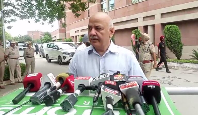 ਮੁੱਖ ਮੰਤਰੀ ਦਾ ਹਾਲ ਜਾਣਨ ਪਹੁੰਚੇ ਮੁਨੀਸ਼ ਸਿਸੋਦੀਆ; ਮੱਖ ਮੰਤਰੀ ਦੀ ਸਿਹਤ ਬਾਰੇ ਸਾਂਝਾ ਕੀਤੀ ਜਾਣਕਾਰੀ; ਕਿਹਾ, ਛੇਤੀ ਹੀ ਮੁੜ ਲੋਕਾਂ ਦੀ ਸੇਵਾ ’ਚ ਜੁਟ ਜਾਣਗੇ ਮੁੱਖ ਮੰਤਰੀ