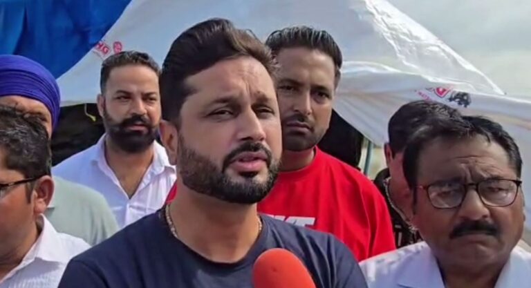 ਸੁਲਤਾਨਪੁਰ ਲੋਧੀ ਪਹੁੰਚੇ ਗਾਇਕ ਰੋਸ਼ਨ ਪ੍ਰਿੰਸ; ਹੜ੍ਹ ਪ੍ਰਭਾਵਿਤ ਲੋਕਾਂ ਨੂੰ ਵੰਡੀ ਰਾਹਤ ਸਮੱਗਰੀ; ਸੰਤ ਸੀਚੇਵਾਲ ਨਾਲ ਮੁਲਾਕਾਤ ਕਰ ਕੇ ਜਾਣੇ ਹਾਲਾਤ