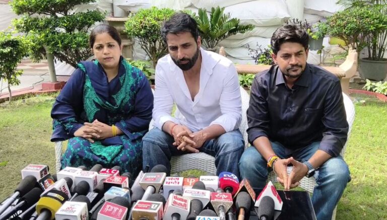 ਮੋਗਾ ਦੇ ਹੜ੍ਹ ਪੀੜਤਾਂ ਦੀ ਸੋਨੂੰ ਸੂਦ ਵੱਲੋਂ ਮਦਦ; ਘਰ ਘਰ ਜਾ ਕੇ ਵੰਡਿਆ ਜ਼ਰੂਰਤ ਦਾ ਸਮਾਨ; ਛੋਟੀ ਭੈਣ ਮਾਲਵੀਕਾ ਸੂਦ ਵੀ ਨਾਲ ਰਹੀ ਮੌਜੂਦ