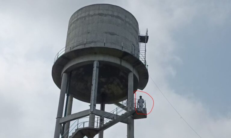 ਮੋਗਾ ਦੇ ਪਿੰਡ ਬਹੋਨਾ ਦੀ ਟੈਂਕੀ ’ਤੇ ਪਟਰੌਲ ਲੈ ਕੇ ਚੜ੍ਹਿਆ ਸਖਸ਼; ਵਿਕਾਸ ਕੰਮ ਦੇ ਪੈਸੇ ਨਾ ਮਿਲਣ ਦੇ ਚਲਦਿਆ ਚੁੱਕਿਆ ਕਦਮ