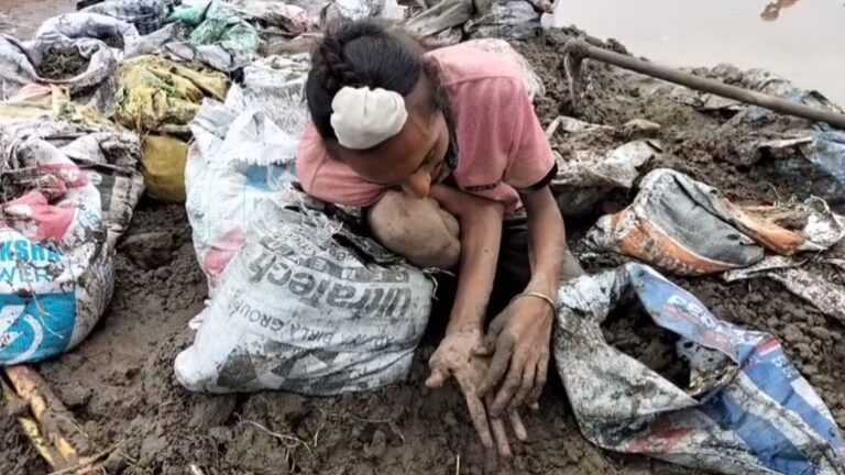 ਮਾਛੀਵਾੜਾ ਦੇ ਧੂਲੇਵਾਲ ਬੰਨ੍ਹ ’ਤੇ ਵੇਖਣ ਨੂੰ ਮਿਲੀ ਹੌਂਸਲੇ ਦੀ ਮਿਸਾਲ; 20 ਸਾਲਾ ਅਪਾਹਜ ਨੌਜਵਾਨ ਹੱਥਾਂ ਨਾਲ ਭਰ ਰਿਹਾ ਮਿੱਟੀ; ਪਿੰਡ ਨੂੰ ਬਚਾਉਣ ਲਈ ਲਗਾਤਾਰ ਪਾ ਰਿਹਾ ਯੋਗਦਾਨ