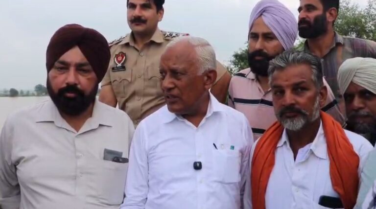 ਮੂਨਕ ਹਲਕੇ ਦੇ ਦੌਰੇ ’ਤੇ ਪਹੁੰਚੇ ਮੰਤਰੀ ਬਰਿੰਦਰ ਗੋਇਲ;  ਹੜ੍ਹ ਪੀੜਤਾਂ ਨੂੰ ਹਰ ਤਰ੍ਹਾਂ ਦੀ ਮਦਦ ਦਾ ਦਿੱਤਾ ਭਰੋਸਾ; ਕਿਹਾ, ਔਖੇ ਵੇਲੇ ਹਰ ਪੱਖੋਂ ਲੋਕਾਂ ਦੇ ਨਾਲ ਖੜ੍ਹੀ ਐ ਸਰਕਾਰ