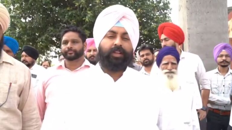 ਸਿੱਖਿਆ ਮੰਤਰੀ ਬੈਂਸ ਵੱਲੋਂ ਸਕੂਲਾਂ ਦੀ ਸਫਾਈ ’ਚ ਮਦਦ ਅਪੀਲ; ਨੰਗਲ ਦੇ ਸਰਕਾਰੀ ਸਕੂਲ ’ਚ ਖੁਦ ਕਹੀ ਫੜ ਕੇ ਕੀਤੀ ਸਫਾਈ