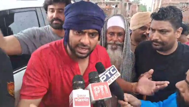 ਅੰਮ੍ਰਿਤਸਰ ’ਚ ਹੜ੍ਹ ਪੀੜਤਾਂ ਨੂੰ ਮਿਲੇ ਗਾਇਕ ਮਨਕੀਰਤ ਔਲਖ; ਪੀੜਤਾਂ ਦੀਆਂ ਮੁਸ਼ਕਲਾਂ ਸੁਣ ਕੇ ਦਿੱਤੀ ਰਾਹਤ ਸਮੱਗਰੀ