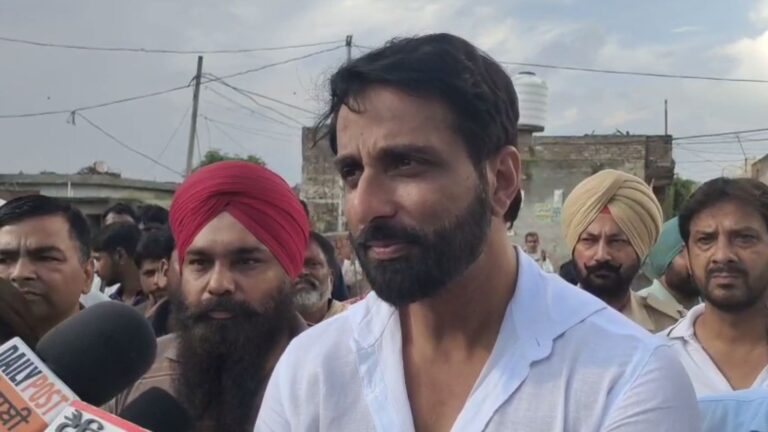 ਫਿਰੋਜ਼ਪੁਰ ਦੇ ਸਰਹੱਦੀ ਇਲਾਕਿਆਂ ’ਚ ਪਹੁੰਚੇ ਸੋਨੂ ਸੂਦ; ਪੀੜਤ ਪਰਿਵਾਰਾਂ ਤਕ ਪਹੁੰਚ ਕੇ ਸੁਣੀਆਂ ਤਕਲੀਫਾਂ