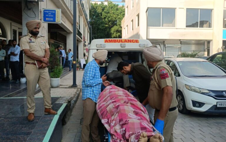 ਮੋਹਾਲੀ ਦੇ ਨਿੱਜੀ ਬੈਂਕ ਅੰਦਰ ਸਖਸ਼ ਵੱਲੋਂ ਖੁਦਕੁਸ਼ੀ; ਖੁਦ ਦੇ ਗੋਲੀ ਮਾਰ ਕੇ ਜੀਵਨ ਲੀਲਾ ਕੀਤੀ ਸਮਾਪਤ