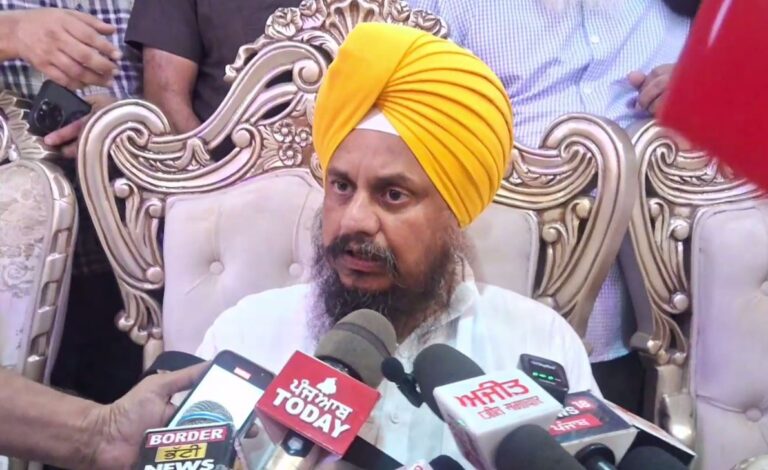 ਗਿ. ਹਰਪ੍ਰੀਤ ਸਿੰਘ ਦਾ ਸੁਖਬੀਰ ਬਾਦਲ ’ਤੇ ਹਮਲਾ; ਗੁਰਬਾਣੀ ਵੇਚ ਕੇ ਤੇ ਹੋਟਲਾਂ ਤੋਂ ਪੈਸੇ ਇਕੱਠੇ ਕਰਨ ਦੇ ਇਲਜ਼ਾਮ; ਕਿਹਾ, ਜੇਕਰ ਉਹ ਵੰਡ ਰਿਹਾਂ ਹੈਂ ਤਾਂ ਕਿਸਾਨਾਂ ਨੂੰ ਲੈ ਲੈਣੇ ਚਾਹੀਦੇ ਹਨ