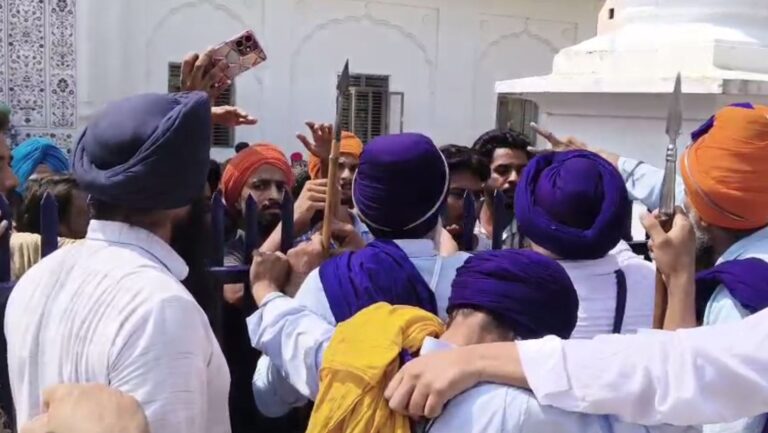 ਗੋਇੰਦਵਾਲ ਸਾਹਿਬ ਵਿਖੇ ਬੋਰ ਕਰਨ ਨੂੰ ਲੈ ਕੇ ਐਸਜੀਪੀਸੀ ਮੁਲਾਜਮਾਂ ਤੇ ਮੁਹੱਲਾ ਵਾਸੀਆਂ ਵਿਚਾਲੇ ਖੜਕੀ; ਤੂੰ ਤੂੰ ਮੈਂ ਮੈਂ ਤੋਂ ਬਾਅਦ ਗੋਲੀ ਗਲੋਚ ਤੇ ਚੱਲੇ ਇੱਟਾਂ ਰੌੜੇ