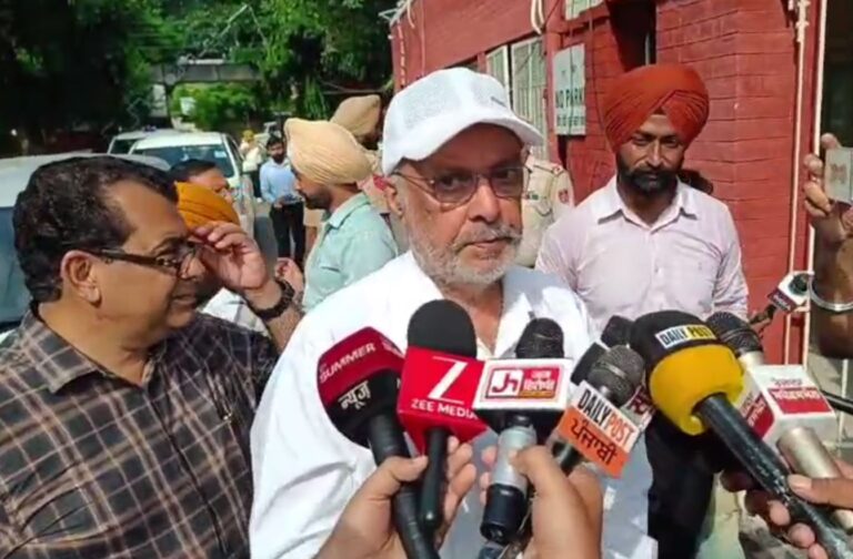 ਅੰਮ੍ਰਿਤਸਰ ਮੈਡੀਕਲ ਕਾਲਜ ਤੋਂ 10 ਐਂਬੂਲੈਂਸ ਰਵਾਨਾ; ਸਿਹਤ ਮੰਤਰੀ ਨੇ ਰਵਾਨਾ ਕੀਤੀਆਂ ਐਬੂਲੈਂਸਾਂ