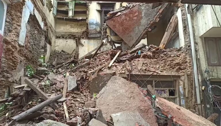 ਅੰਮ੍ਰਿਤਸਰ ’ਚ ਡਿੱਗੀ 100 ਸਾਲਾ ਪੁਰਾਣੀ ਬਿਲਡਿੰਗ; ਸਕੂਲ ਤੇ ਹਸਪਤਾਲ ਨੇੜੇ ਟਲਿਆ ਵੱਡਾ ਹਾਦਸਾ; ਸਥਾਨਕ ਵਾਸੀਆਂ ਨੇ ਪ੍ਰਸ਼ਾਸਨ ਖਿਲਾਫ਼ ਪ੍ਰਗਟਾਇਆ ਰੋਸ