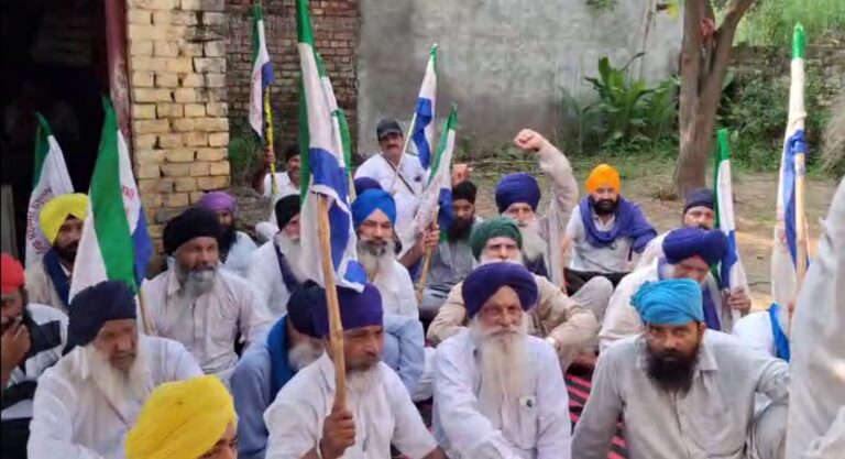 ਗੁਰਦਾਸਪੁਰ ਦੇ ਪੰਡੋਰੀ ਮਹੰਤਾ ਬਿਜਲੀ ਦਫ਼ਤਰ ਅੱਗੇ ਹੰਗਾਮਾ; ਕਿਸਾਨਾਂ ਨੇ ਚਿੱਪ ਵਾਲੇ ਮੀਟਰਾਂ ਦਾ ਕੀਤਾ ਵਿਰੋਧ; ਬਿਜਲੀ ਮੁਲਾਜ਼ਮਾਂ ਨੇ ਲਾਏ ਧੱਕੇ ਦੇ ਇਲਜ਼ਾਮ