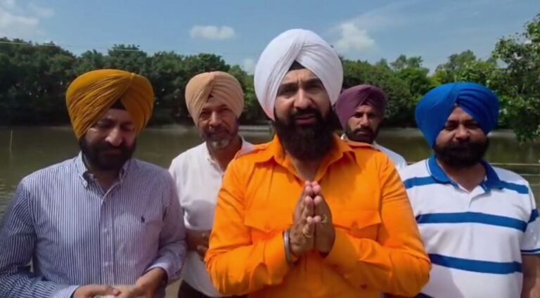 ਸੁਲਤਾਨਪੁਰ ਲੋਧੀ ਪਹੁੰਚੇ ਨਿਰਦੇਸ਼ਕ ਰਾਜ ਕੁੰਦਰਾ; ਹੜ੍ਹ ਪ੍ਰਭਾਵਿਤ ਇਲਾਕਿਆਂ ਦਾ ਲਿਆ ਜਾਇਜ਼ਾ; ਗੁਰਦੁਆਰਾ ਸ੍ਰੀ ਬੇਰ ਸਾਹਿਬ ਵਿਖੇ ਟੇਕਿਆ ਮੱਥਾ