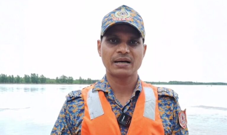 ਗੁਰਦਾਸਪੁਰ ਦੇ 7 ਪਿੰਡਾਂ ’ਚ ਪਹੁੰਚੀਆਂ ਐਨਡੀਆਰਐਫ ਟੀਮਾਂ; ਪਾਣੀ ਦਾ ਪੱਧਰ ਵਧਣ ਕਾਰਨ ਦੇਸ਼ ਨਾਲੋਂ ਟੁੱਟਿਆ ਸੀ ਸੰਪਰਕ; ਐਨਡੀਆਰਐਫ ਟੀਮਾਂ ਵੰਡ ਰਹੀਆਂ ਖਾਣ-ਪੀਣ ਦਾ ਸਾਮਾਨ ਤੇ ਚਾਰਾ