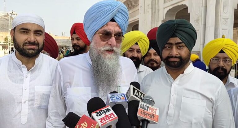 ਦਰਬਾਰ ਵਿਖੇ ਨਤਮਸਤਕ ਹੋਏ ਸਪੀਕਰ ਕੁਲਤਾਰ ਸੰਧਵਾਂ; ਲੰਗਰ ਹਾਲ ਦਾ ਦੌਰਾ ਕਰ ਕੇ ਸੇਵਾ ਪ੍ਰਣਾਲੀ ਬਾਰੇ ਲਈ ਜਾਣਕਾਰੀ