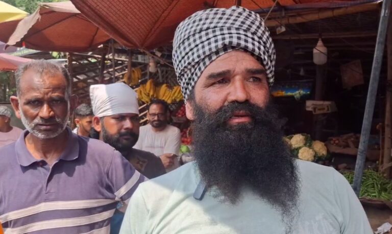 ਕਪੂਰਥਲਾ ’ਚ ਸਬਜ਼ੀ ਵਿਕਰੇਤਾਂ ਵਿਚਾਲੇ ਤਕਰਾਰ; ਪਰਵਾਸੀ ’ਤੇ ਦਾਹੜੀ ਨੂੰ ਹੱਥ ਪਾਉਣ ਦੇ ਇਲਜ਼ਾਮ; ਪੁਲਿਸ ਨੇ ਝਗੜਾ ਪੰਜਾਬੀਆਂ ਵਿਚਾਲੇ ਹੋਣ ਦਾ ਦਾਅਵਾ