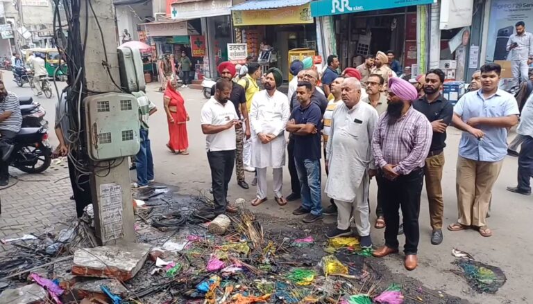 ਫਤਹਿਗੜ੍ਹ ਸਾਹਿਬ ’ਚ ਦੁਕਾਨ ਨੂੰ ਅੱਗ ਲੱਗਣ ਨਾਲ ਲੱਖਾਂ ਦਾ ਨੁਕਸਾਨ; ਵਿਧਾਇਕ ਲਖਬੀਰ ਰਾਏ ਵੱਲੋਂ ਨੁਕਸਾਨ ਦੀ ਭਰਪਾਈ ਦਾ ਭਰੋਸਾ