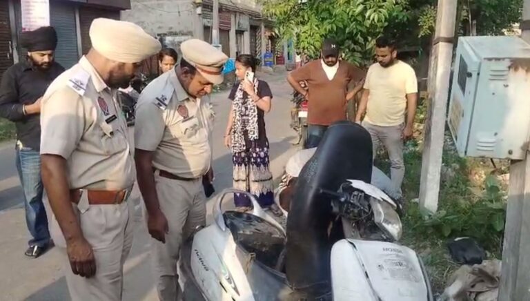 ਜਲੰਧਰ ’ਚ ਬੱਚਿਆਂ ਦੀ ਬਹਾਦਰੀ ਕਾਰਨ ਭੱਜੇ ਚੋਰ;  ਐਕਟਿਵਾ ਤੇ ਸਾਮਾਨ ਛੱਡ ਕੇ ਭੱਜਣ ਲਈ ਹੋਏ ਮਜਬੂਰ; ਚੋਰਾਂ ਨੇ ਬੈਟਰੀਆਂ ਚੋਰੀ ਕਰਨ ਦੀ ਕੀਤੀ ਸੀ ਕੋਸ਼ਿਸ਼