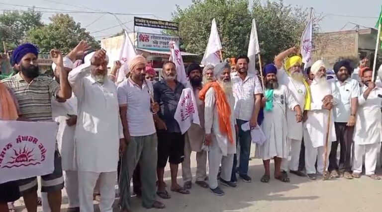 ਤਰਨ ਤਾਰਨ ਕਿਸਾਨਾਂ ਦਾ ਸਰਕਾਰ ਖਿਲਾਫ਼ ਪ੍ਰਦਰਸ਼ਨ;  ਪਰਾਲੀ ਦੇ ਪੁਖਤਾ ਪ੍ਰਬੰਧ ਨਾ ਹੋਣ ਖਿਲਾਫ ਨਾਅਰੇਬਾਜ਼ੀ