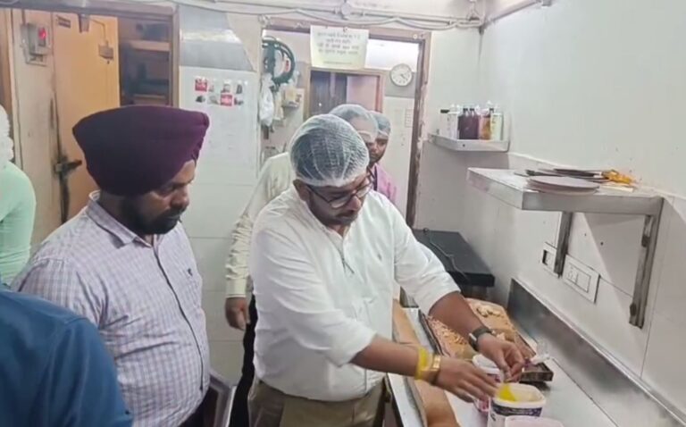 ਅੰਮ੍ਰਿਤਸਰ ਸਿਹਤ ਵਿਭਾਗ ਵੱਲੋਂ ਤਿਉਹਾਰਾਂ ਮੌਕੇ ਸਖਤੀ; ਨਾਮੀ ਬੇਕਰੀ ਦੀ ਦੁਕਾਨ ਤੋਂ ਭਰੇ ਸੈਂਪਲ; ਰਸੋਈ ’ਚ ਮਿਲੀਆਂ ਖਾਮੀਆਂ