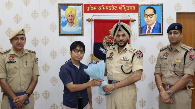 ਅੰਮ੍ਰਿਤਸਰ ਪੁਲਿਸ ਨੇ ਵਾਪਸ ਦਿਵਾਇਆ ਸੈਲਾਨੀ ਦਾ ਆਈਫੋਨ; ਤਿੰਨ ਸ਼ੱਕੀਆਂ ਨੇ ਚੋਰੀ ਕੀਤਾ ਸੀ 11 ਪ੍ਰੋ ਆਈਫੋਨ