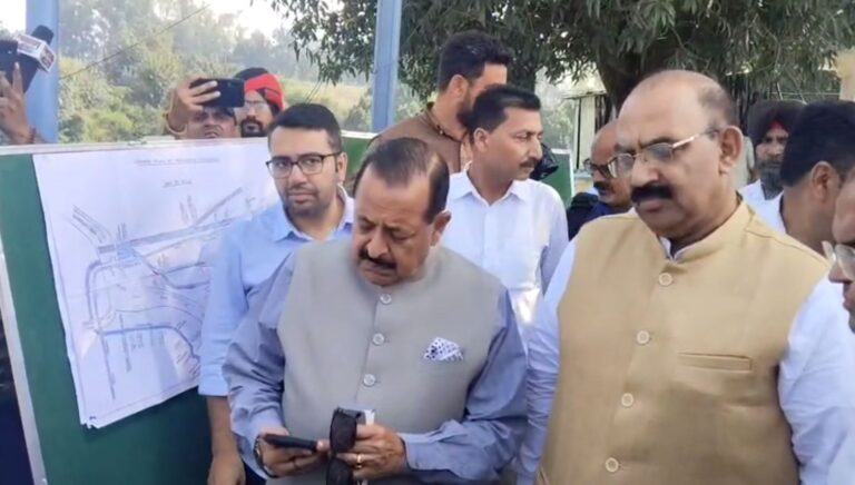 ਮਾਧੋਪੁਰ ਹੈਡਵਰਕਸ ਪਹੁੰਚੇ ਕੇਂਦਰੀ ਮੰਤਰੀ ਜਤਿੰਦਰ ਰਾਣਾ; ਹੜਾ ਕਾਰਨ ਹੋਏ ਨੁਕਸਾਨ ਦਾ ਲਿਆ ਜਾਇਜ਼ਾ; ਪੰਜਾਬ ਸਰਕਾਰ ਵੱਲ ਵਿੰਨ੍ਹੇ ਤਿੱਖੇ ਨਿਸ਼ਾਨੇ