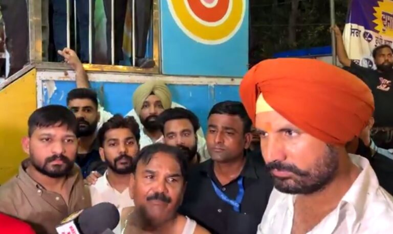 ਲੁਧਿਆਣਾ ਦੇ ਦਰੇਸੀ ਮੇਲਾ ਮਾਮਲੇ ’ਤੇ ਸਿਆਸਤ ਸ਼ੁਰੂ; ਧਰਨੇ ’ਚ ਪਹੁੰਚੇ ਸਾਂਸਦ ਰਾਜਾ ਵੜਿੰਗ ਨੇ ਘੇਰੀ ਸਰਕਾਰ; ਕਿਹਾ, ਪੀੜਤਾਂ ਦਾ ਨਾਲ ਖੜ੍ਹੇ ਹਾਂ…ਨਹੀਂ ਲੈਣ ਦੇਵਾਂਗੇ ਪੈਸੇ