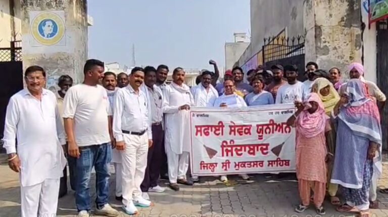 ਮੁਕਤਸਰ ਸਾਹਿਬ ’ਚ ਸਫਾਈ ਸੇਵਕਾਂ ਦੀ ਹੜਤਾਲ; ਸਫਾਈ ਸੇਵਕ ਯੂਨੀਅਨ ਦੇ ਸੱਦੇ ’ਤੇ ਕੱਢੀ ਰੋਸ ਰੈਲੀ