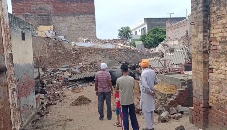 ਫਰੀਦਕੋਟ ’ਚ ਬਾਰਿਸ਼ ਨਾਲ ਢਹਿ-ਢੇਰੀ ਦੋ ਮੰਜ਼ਿਲਾਂ ਮਕਾਨ; ਮਲਬੇ ਹੇਠਾਂ ਦੱਬਿਆ ਸਾਮਾਨ, ਪਸ਼ੂਆਂ ਦੇ ਵੀ ਲੱਗੀਆਂ ਸੱਟਾਂ; ਸਮਾਂ ਰਹਿੰਦੇ ਬਾਹਰ ਨਿਕਲਣ ਕਾਰਨ ਪਰਿਵਾਰ ਦਾ ਬਚਾਅ