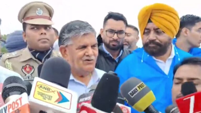 ਗੁਰਦਾਸਪੁਰ ਦੇ ਹੜ੍ਹ ਪ੍ਰਭਾਵਿਤ ਖੇਤਰ ਪਹੁੰਚੇ ਰਾਜਪਾਲ ਕਟਾਰੀਆ; ਸਥਿਤੀ ਦਾ ਲਿਆ ਜਾਇਜ਼ਾ; ਕੇਂਦਰ ਦੀ ਮਦਦ ਨਾਲ ਹਰ ਸੰਭਵ ਸਹਾਇਤਾ ਦਾ ਭਰੋਸਾ