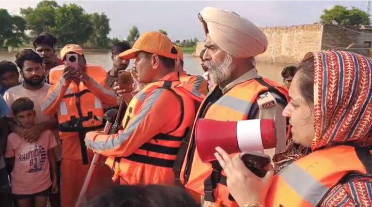 ਫਾਜਿਲਕਾ ਡੀਸੀ ਦੀ ਲੋਕਾਂ ਨੂੰ ਸੁਰੱਖਿਅਤ ਥਾਵਾਂ ’ਤੇ ਅਪੀਲ; ਹਰੀਕੇ ਤੋਂ 3 ਲੱਖ 30 ਹਜ਼ਾਰ ਕਿਊਸਿਕ ਪਾਣੀ ਦੀ ਨਿਕਾਸੀ; ਰਾਹਤ ਕੇਂਦਰਾਂ ’ਚ ਜਾਣ ਦੀ ਸਲਾਹ