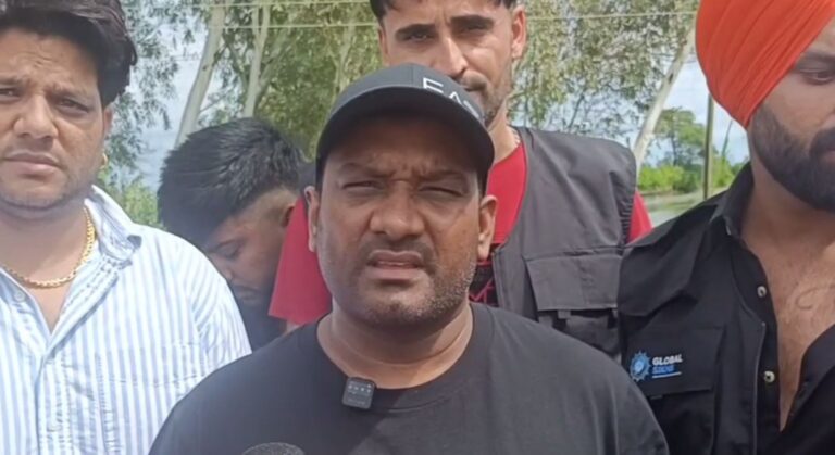 ਡੇਰਾ ਬਾਬਾ ਨਾਨਕ ਰਾਹਤ ਸਮੱਗਰੀ ਵੰਡਣ ਪਹੁੰਚੇ ਮਾਸਟਰ ਸਲੀਮ; ਪਿੰਡਾਂ ’ਚ ਘਰ ਘਰ ਜਾ ਕੇ ਪਹੁੰਚਾਈ ਰਾਹਤ ਸਮੱਗਰੀ