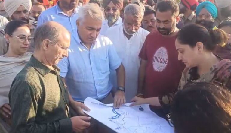 ਫਾਜਿਲਕਾ ਦੇ ਹੜ੍ਹ ਪ੍ਰਭਾਵਿਤ ਇਲਾਕਿਆਂ ’ਚ ਪਹੁੰਚੀ ਕੇਂਦਰੀ ਟੀਮ; ਹੜ੍ਹ ਮਾਰੇ ਇਲਾਕਿਆਂ ਦਾ ਦੌਰਾ ਕਰ ਲਿਆ ਨੁਕਸਾਨ ਦਾ ਜਾਇਜ਼ਾ