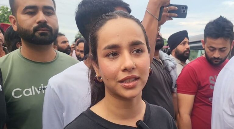 ਅਜਨਾਲਾ ਦੇ ਹੜ੍ਹ ਪ੍ਰਭਾਵਿਤ ਖੇਤਰ ਪਹੁੰਚੀ ਗਾਇਕਾ ਸੁਨੰਦਾ ਸ਼ਰਮਾ; ਟੀਮ ਸਮੇਤ ਪ੍ਰਭਾਵਿਤ ਪਿੰਡਾਂ ਦੇ ਲੋਕਾਂ ਨੂੰ ਵੰਡੀ ਰਾਹਤ ਸਮੱਗਰੀ; ਸਮੂਹ ਪੰਜਾਬੀਆਂ ਨੂੰ ਪੀੜਤਾਂ ਦੀ ਮਦਦ ਲਈ ਅੱਗੇ ਆਉਣ ਦੀ ਕੀਤੀ ਅਪੀਲ