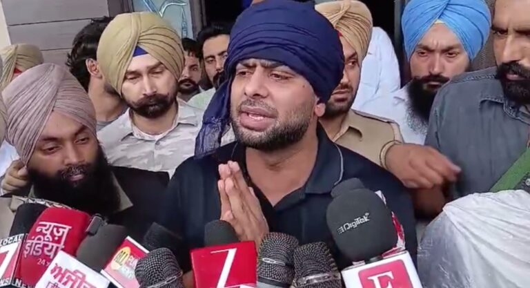 ਡੇਰਾ ਬਾਬਾ ਨਾਨਕ ਪਹੁੰਚੇ ਗਾਇਕ ਮਨਕੀਰਤ ਔਲਖ; ਹੜ੍ਹ ਪੀੜਤਾਂ ਦੀ ਮਦਦ ਲਈ 10 ਟਰੈਕਟਰ ਦਿੱਤੇ; ਸਰਕਾਰ ਨੂੰ ਕਰਜ਼-ਮੁਆਫੀ ਤੇ ਹੋਰ ਮਦਦ ਦੀ ਅਪੀਲ