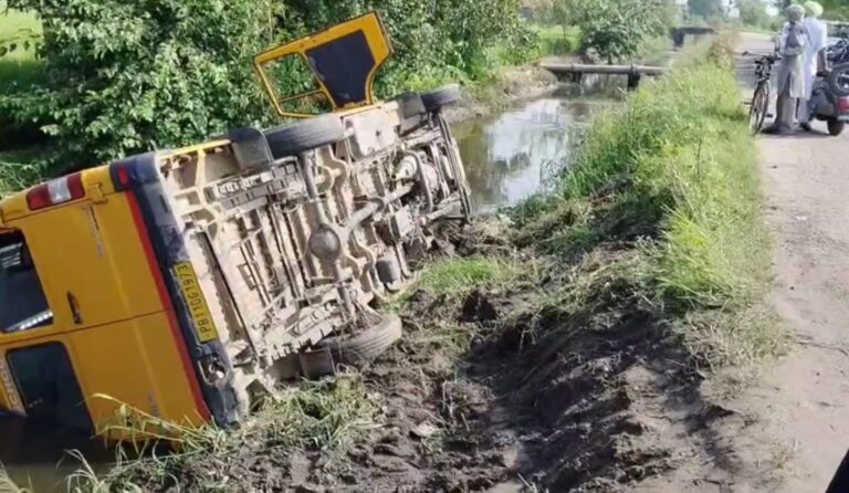 ਨਾਭਾ ਨੇੜੇ ਗੰਦੇ ਨਾਲੇ ’ਚ ਡਿੱਗੀ ਨਿੱਜੀ ਸਕੂਲ ਦੀ ਬੱਸ; 20 ਵਿਦਿਆਰਥੀਆਂ ਦੀ ਮੁਸ਼ਕਲ ਨਾਲ ਬਚੀ ਜਾਨ