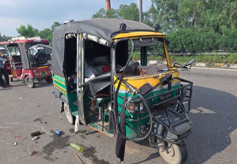 ਲੁਧਿਆਣਾ ’ਚ ਆਟੋ ਸਵਾਰ ਔਰਤ ਨਾਲ ਲੁੱਟ ਦੀ ਕੋਸ਼ਿਸ਼; ਔਰਤ ਨੇ ਆਟੋ ’ਚੋਂ ਬਾਹਰ ਲਟਕ ਕੇ ਬਚਾਈ ਜਾਨ; ਲੋਕਾਂ ਨੇ ਕੁਟਾਪਾ ਚਾੜ੍ਹ ਕੀਤਾ ਪੁਲਿਸ ਹਵਾਲੇ