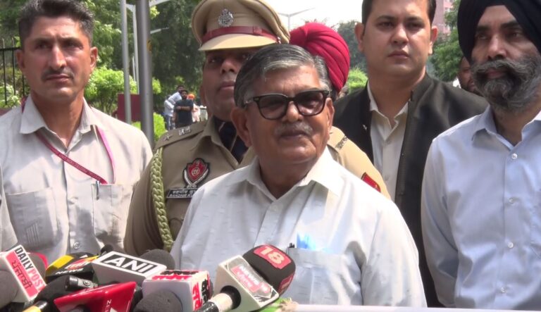 ਮੁੱਖ ਮੰਤਰੀ ਨੂੰ ਮਿਲਣ ਪਹੁੰਚੇ ਰਾਜਪਾਲ ਕਟਾਰੀਆ; ਸਿਹਤ ਦਾ ਜਾਣਿਆ ਹਾਲ; ਕਿਹਾ, 1600 ਕਰੋੜ ਕੇਵਲ ਟੋਕਨ, ਅਜੇ ਹੋਰ ਮਿਲੇਗੀ ਮਦਦ